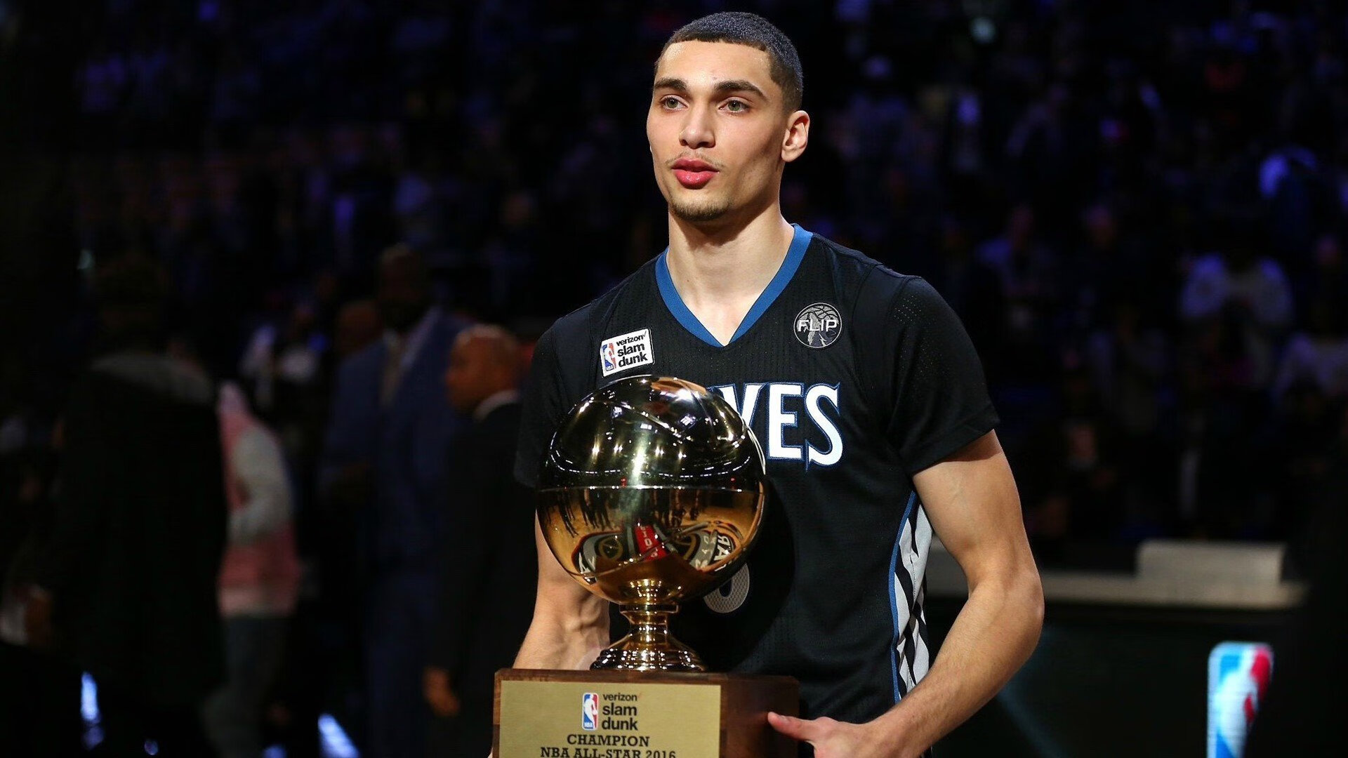 C罗亲吻国旗庆祝晋级决赛,c罗情侣